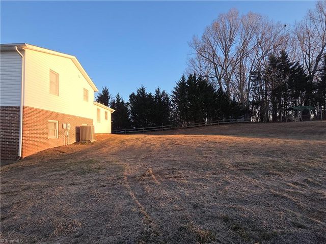 112 Oak Ridge Place, Mount Airy, NC 27030