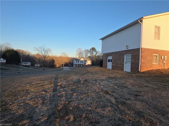 112 Oak Ridge Place, Mount Airy, NC 27030