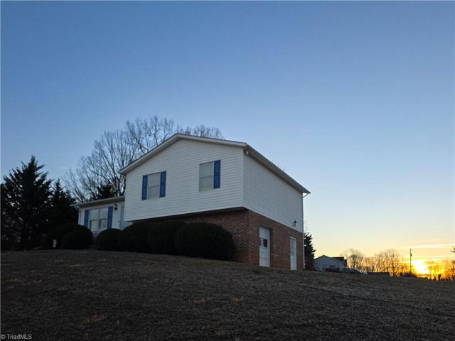 112 Oak Ridge Place, Mount Airy, NC 27030