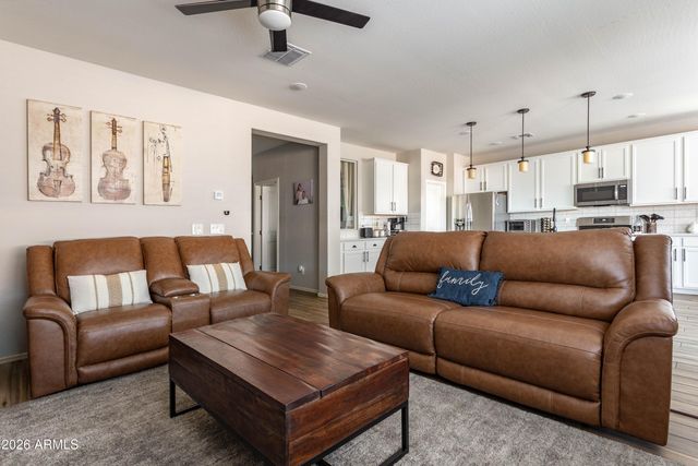 7039 N 84TH Avenue, Glendale, AZ 85305