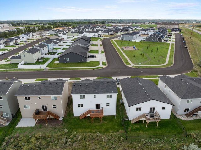 2609 Granite Dr NW, Minot, ND 58703