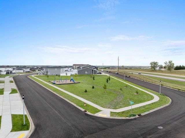 2609 Granite Dr NW, Minot, ND 58703
