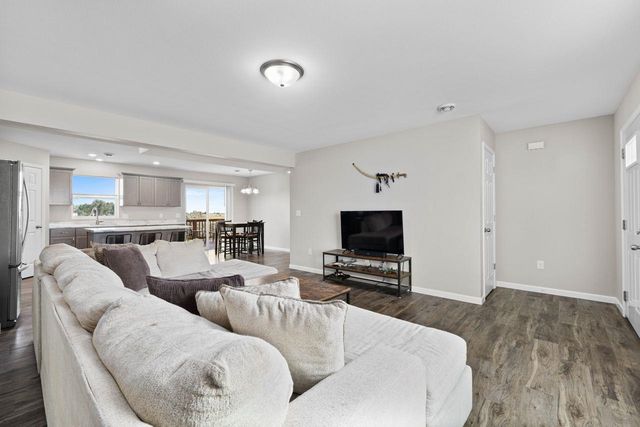 2609 Granite Dr NW, Minot, ND 58703
