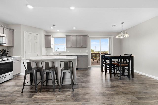 2609 Granite Dr NW, Minot, ND 58703