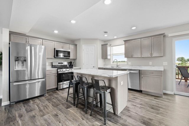 2609 Granite Dr NW, Minot, ND 58703