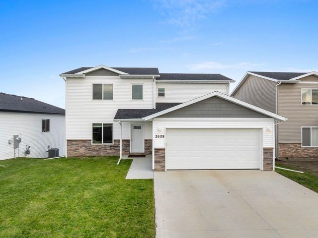 2609 Granite Dr NW, Minot, ND 58703