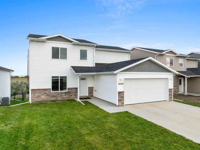 2609 Granite Dr NW, Minot, ND 58703