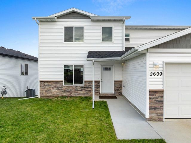 2609 Granite Dr NW, Minot, ND 58703
