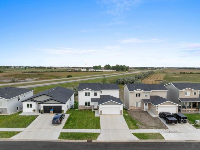 2609 Granite Dr NW, Minot, ND 58703