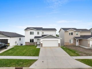 2609 Granite Dr NW, Minot, ND 58703
