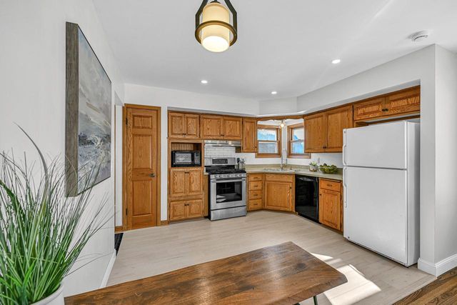 6125 Middleton COURT S, Greendale, WI 53129