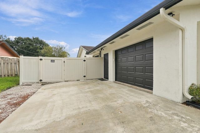 99 Cuyahoga Road, Lake Worth, FL 33467
