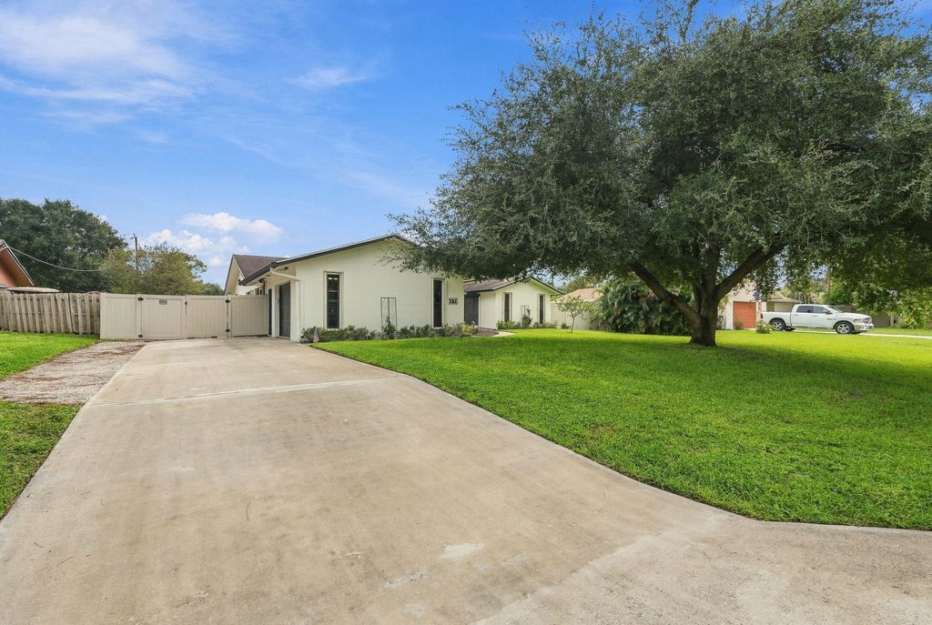 99 Cuyahoga Road, Lake Worth, FL 33467