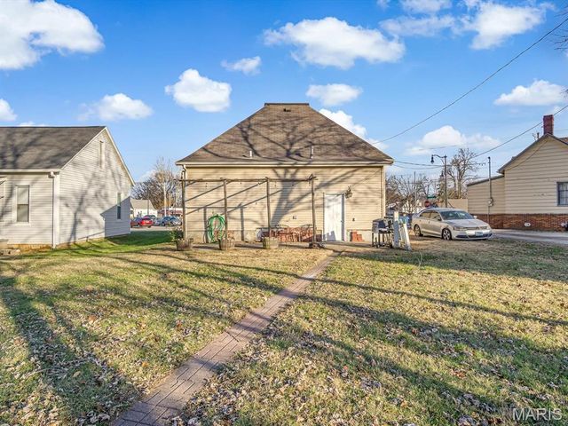 327 Collinsville Avenue, Collinsville, IL 62234