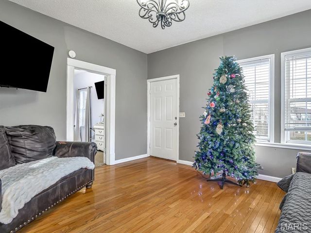 327 Collinsville Avenue, Collinsville, IL 62234