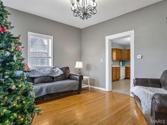 327 Collinsville Avenue, Collinsville, IL 62234