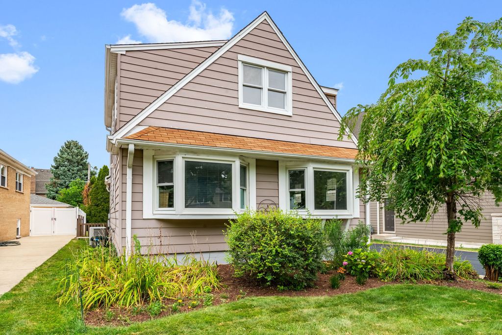 537 N Walnut Street, Elmhurst, IL 60126