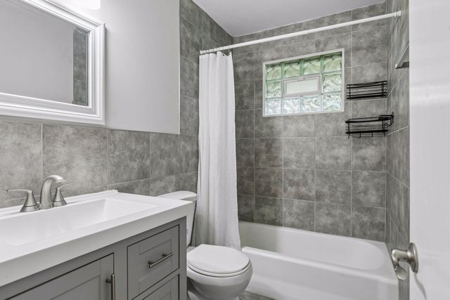 255 County Road C2 W, Roseville, MN 55113