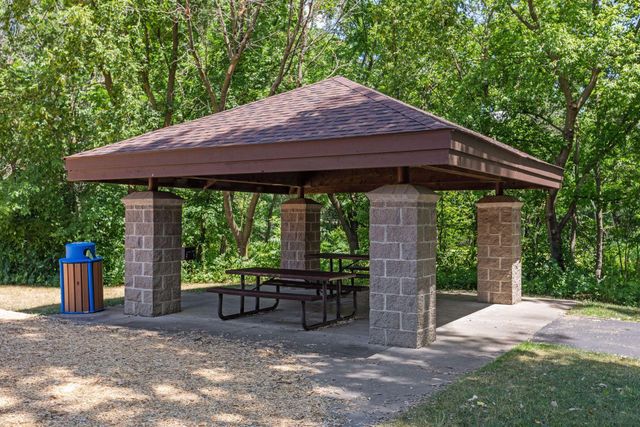 255 County Road C2 W, Roseville, MN 55113
