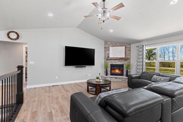 2174 POTTER DRIVE, De Pere, WI 54115