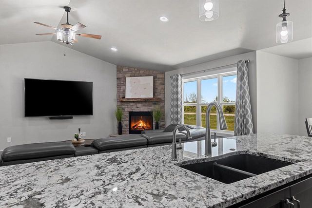 2174 POTTER DRIVE, De Pere, WI 54115