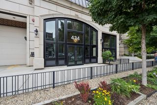 434 W Melrose Street 301, Chicago, IL 60657