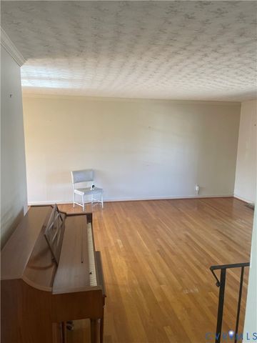 220 Greenwood Dr, Petersburg, VA 23805