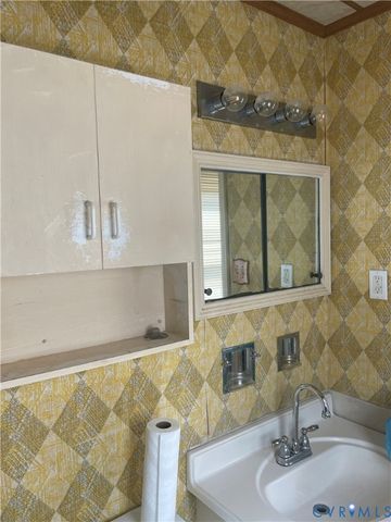 220 Greenwood Dr, Petersburg, VA 23805