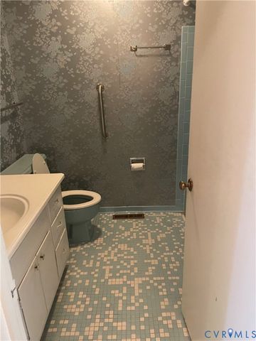 220 Greenwood Dr, Petersburg, VA 23805