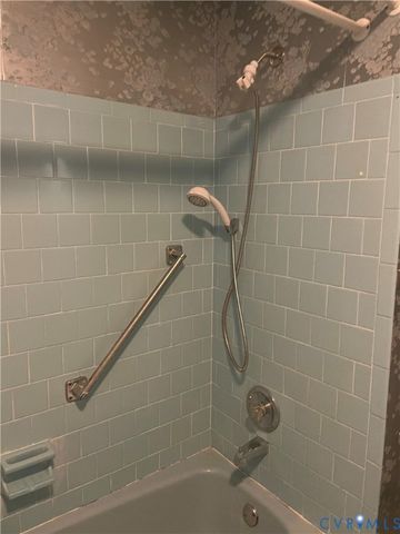 220 Greenwood Dr, Petersburg, VA 23805