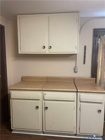 220 Greenwood Dr, Petersburg, VA 23805