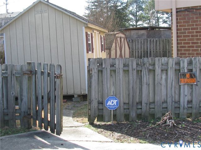 220 Greenwood Dr, Petersburg, VA 23805