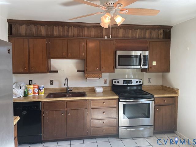 220 Greenwood Dr, Petersburg, VA 23805