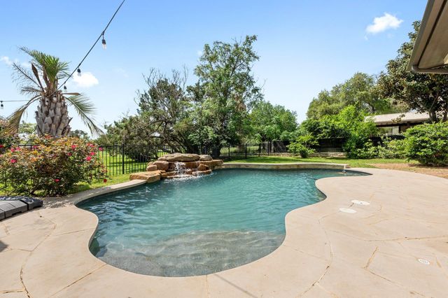 206 Lido ST, Lakeway, TX 78734