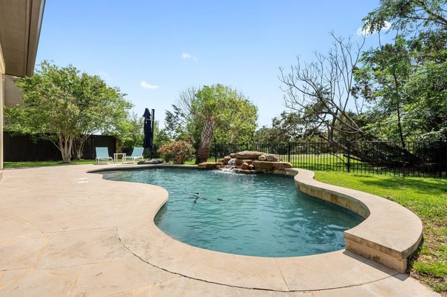 206 Lido ST, Lakeway, TX 78734