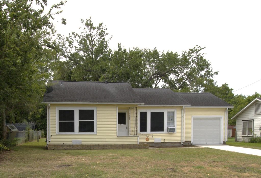 1109 Manor Drive, Victoria, TX 77901