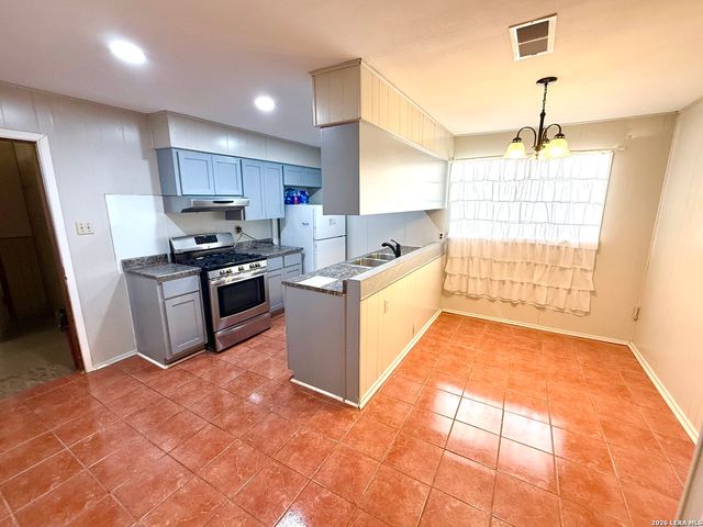 1820 W Southcross Blvd, San Antonio, TX 78211