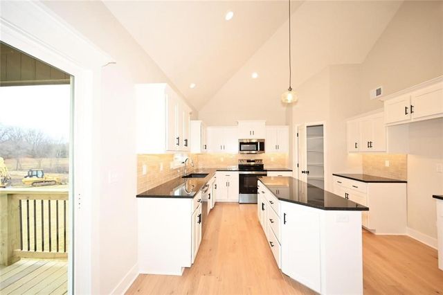 108 Johnson Circle, Dearborn, MO 64439