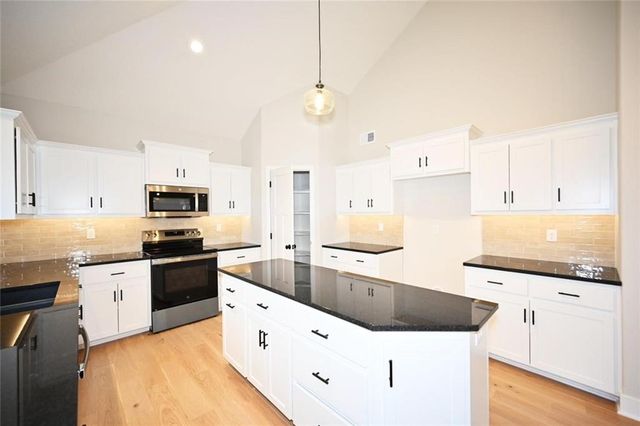 108 Johnson Circle, Dearborn, MO 64439