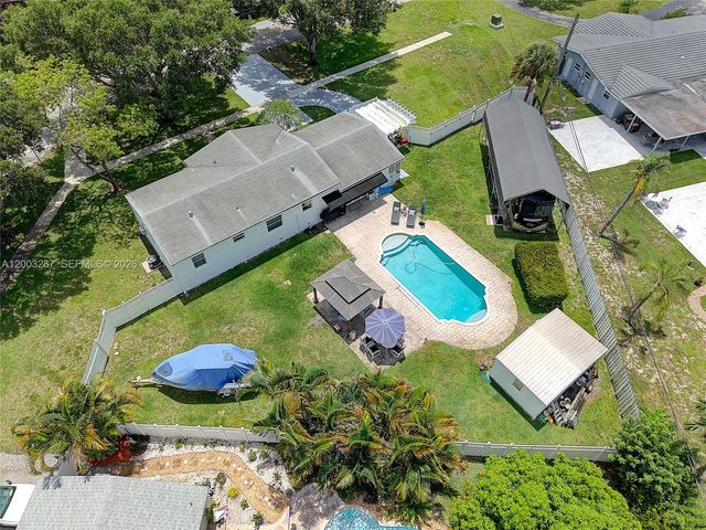 899 E Country Club Circle, Plantation, FL 33317