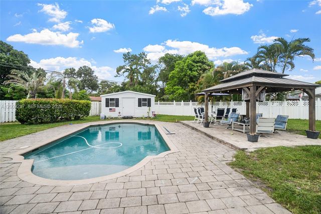 899 E Country Club Circle, Plantation, FL 33317