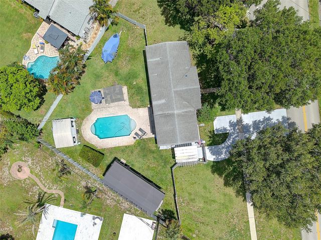 899 E Country Club Circle, Plantation, FL 33317