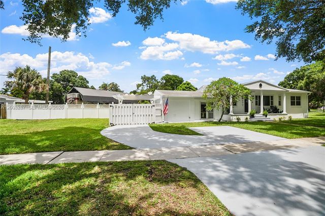 899 E Country Club Circle, Plantation, FL 33317