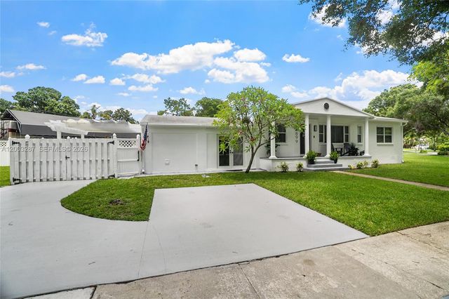 899 E Country Club Circle, Plantation, FL 33317
