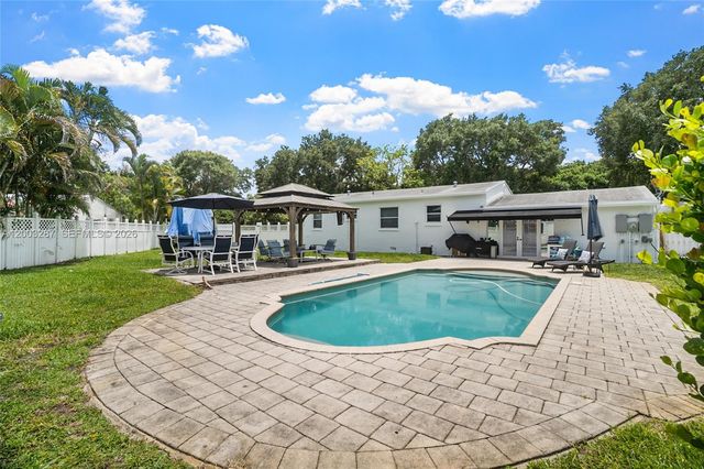 899 E Country Club Circle, Plantation, FL 33317