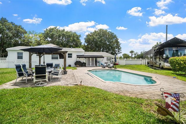 899 E Country Club Circle, Plantation, FL 33317