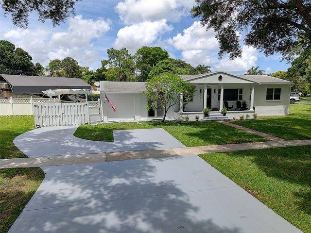 899 E Country Club Circle, Plantation, FL 33317