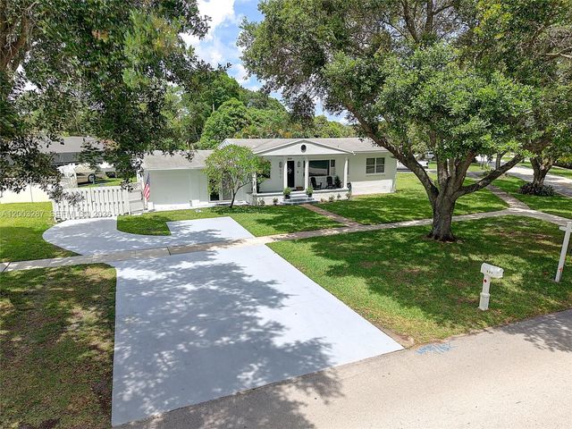 899 E Country Club Circle, Plantation, FL 33317