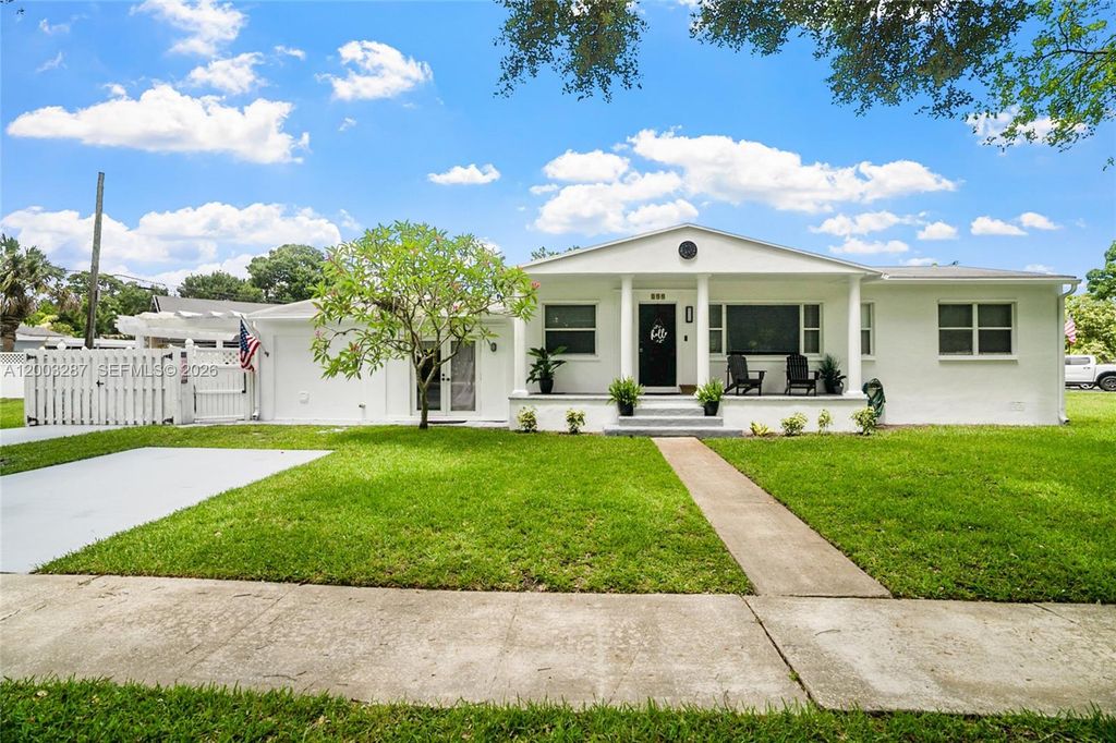 899 E Country Club Circle, Plantation, FL 33317