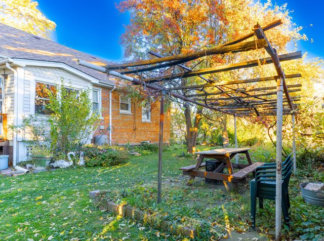 7635 W 65th Place, Bedford Park, IL 60501